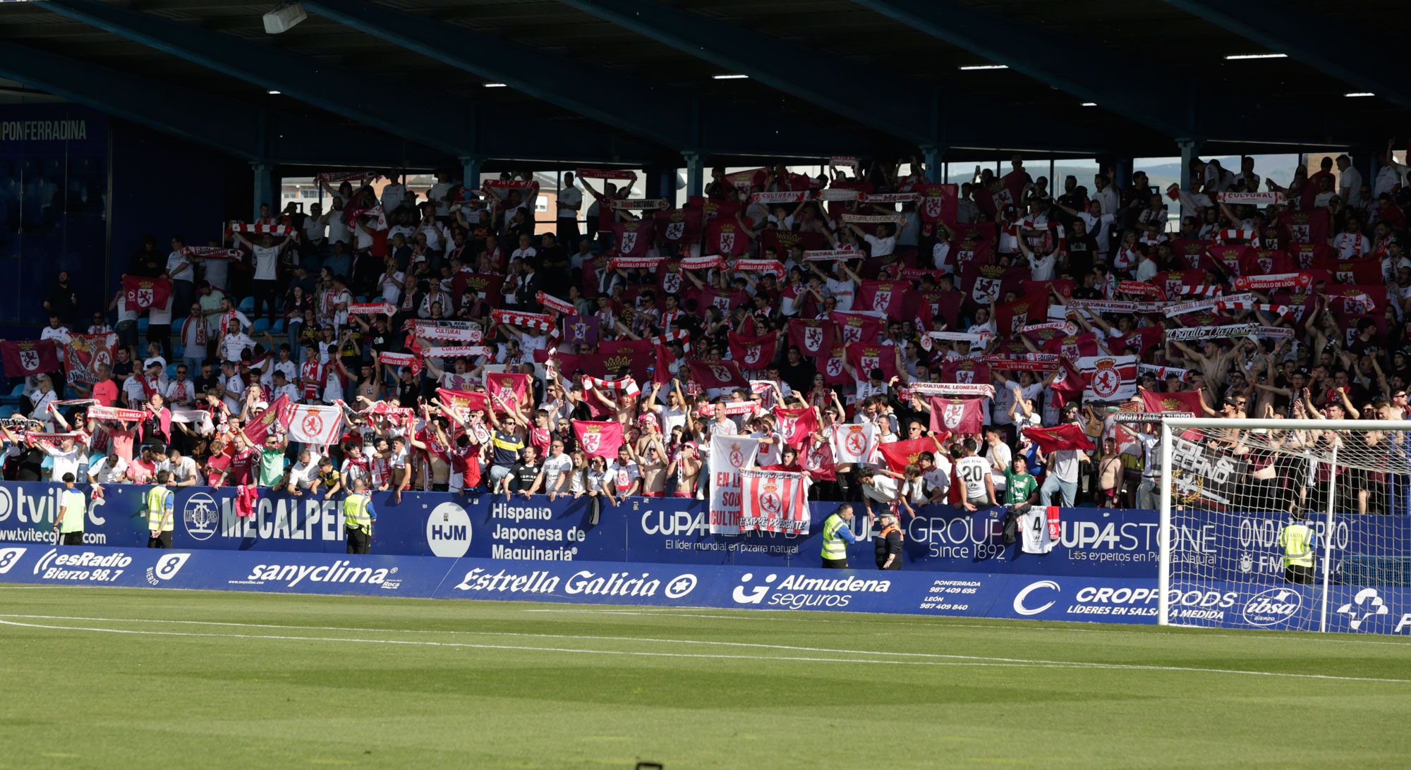 La afición de la Cultural, en el último derbi en Ponferrada. | FERNANDO OTERO
