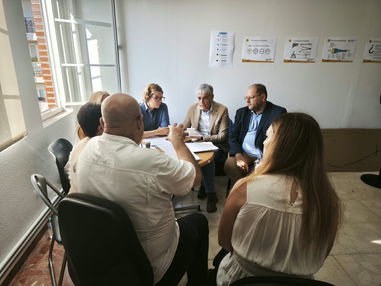 Eduardo Diego y Javier Carrera, en frente, durante la visita al Centro e Innovación Social. | L.N.C. Eduardo Diego y Javier Carrera, en frente, durante la visita al Centro e Innovación Social. | L.N.C.
