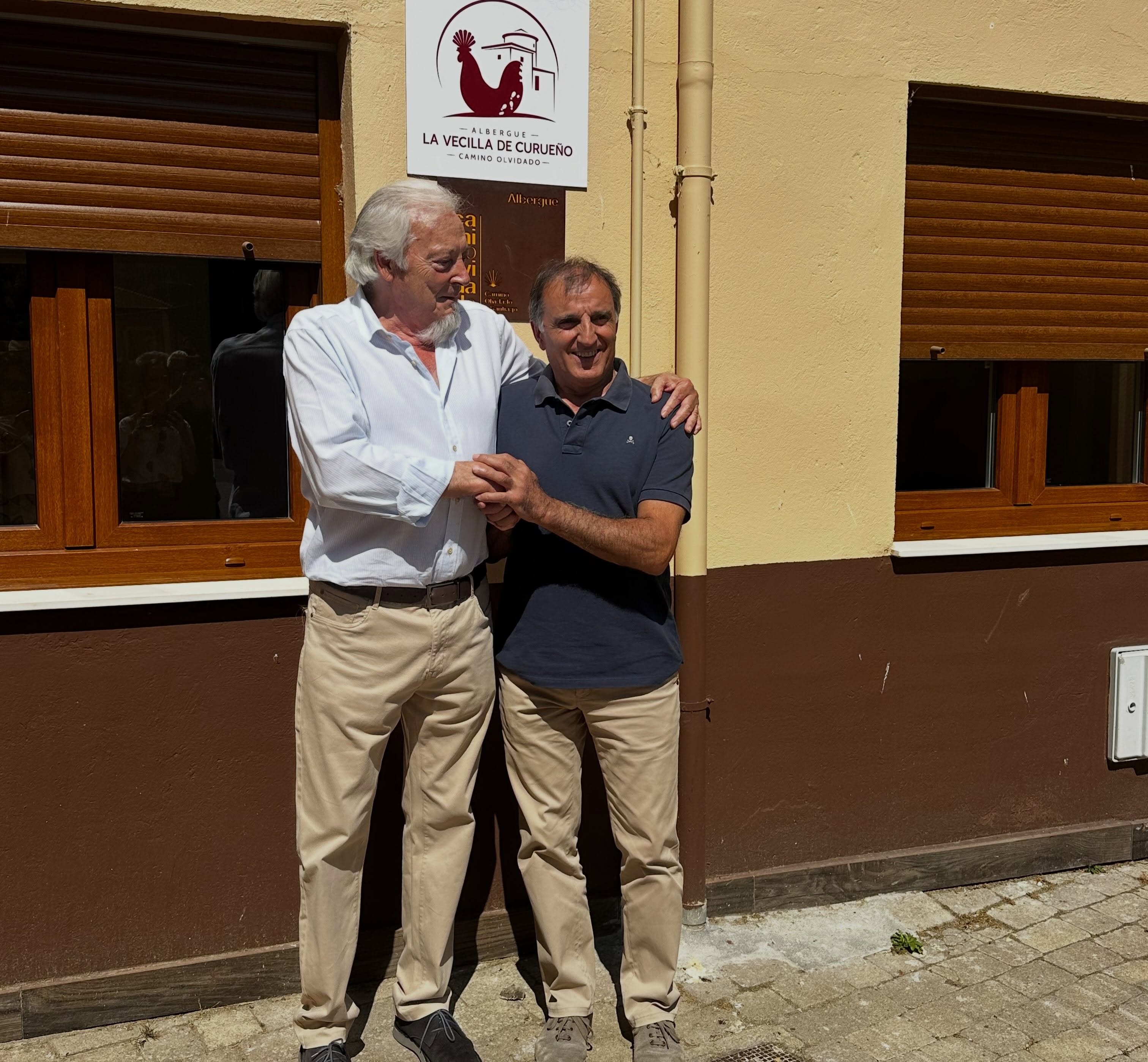 La inauguración contó con la presencia del alcalde de La Vecilla, Moisés González (izquierda) y el presidente de la Asociación Cuatro Valles, José García Álvarez. | L.N.C.