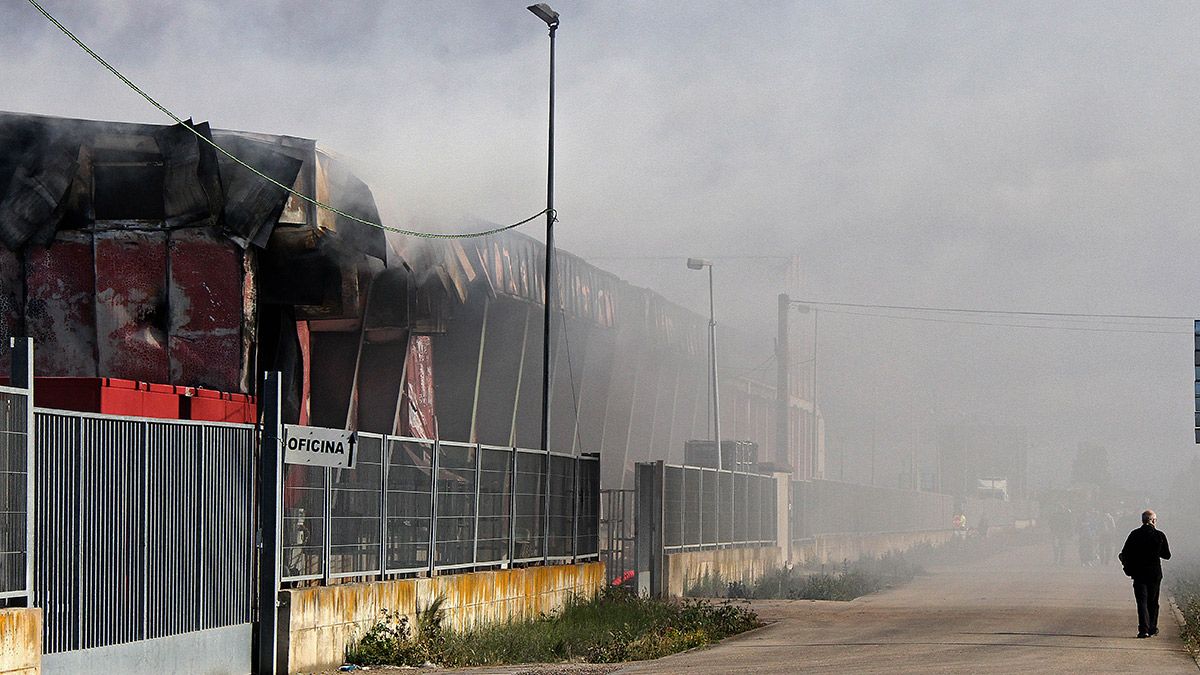 Imagen del incendio que arrasó la planta el pasado mes de mayo. | ICAL
