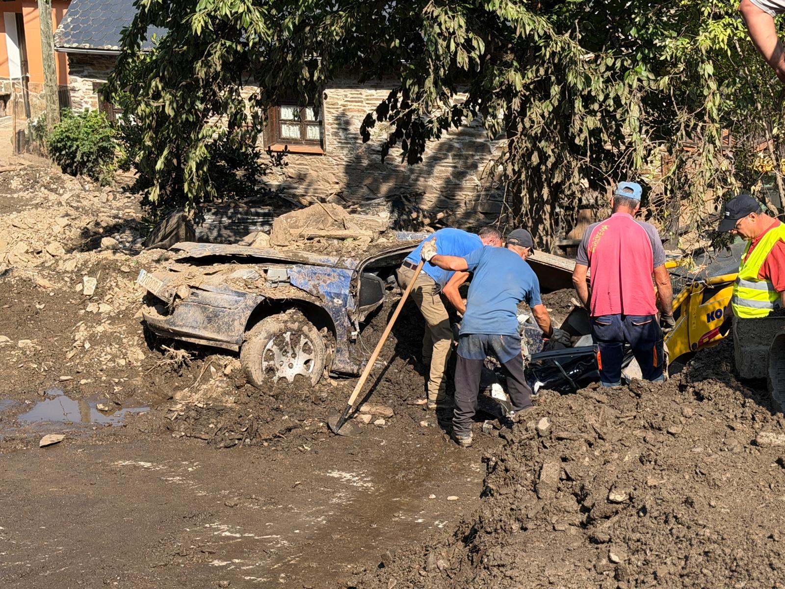 Labores de limpieza tras la riada mortal en Manzanedo de Valdueza, en El Bierzo. | SAÚL ARÉN
