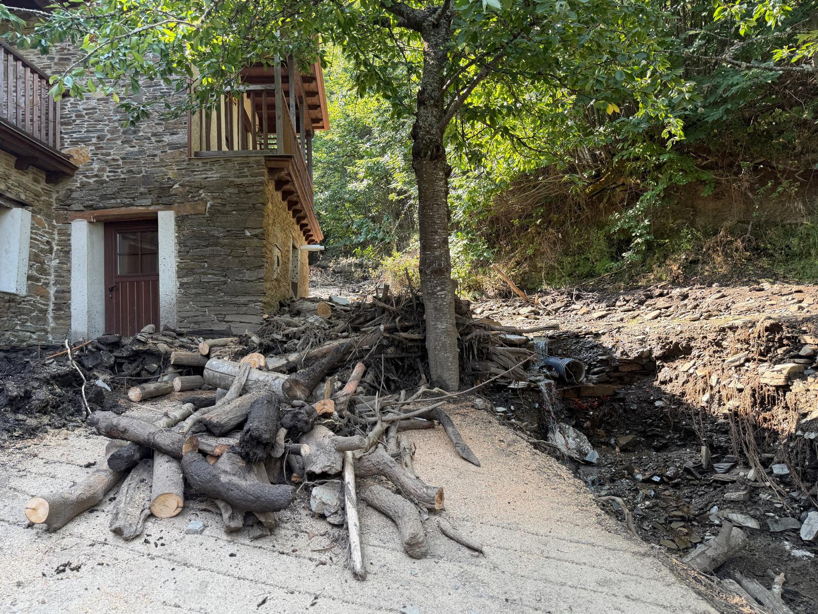 Labores de limpieza tras la riada mortal en Manzanedo de Valdueza, en El Bierzo. | SAÚL ARÉN