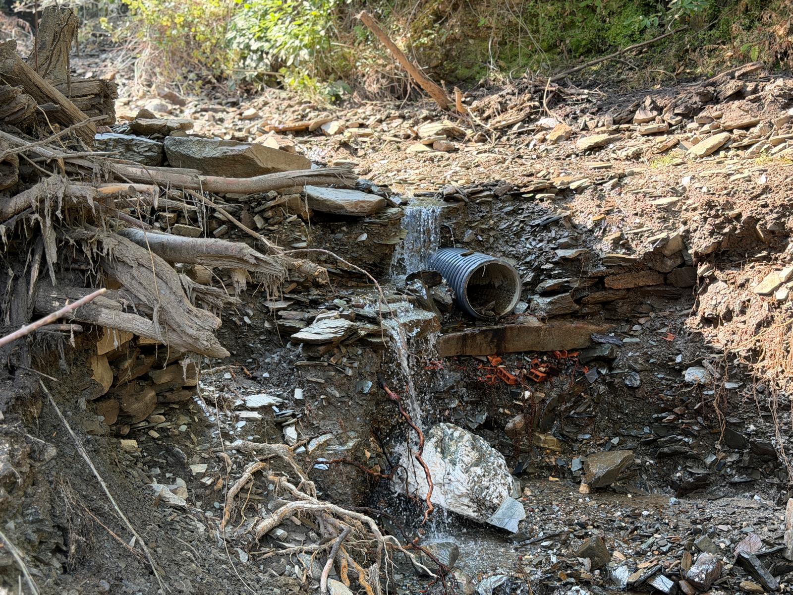 Labores de limpieza tras la riada mortal en Manzanedo de Valdueza, en El Bierzo. | SAÚL ARÉN