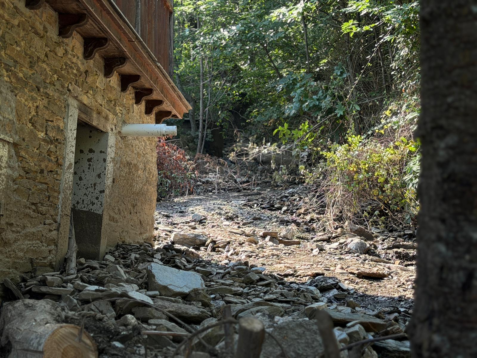 Labores de limpieza tras la riada mortal en Manzanedo de Valdueza, en El Bierzo. | SAÚL ARÉN