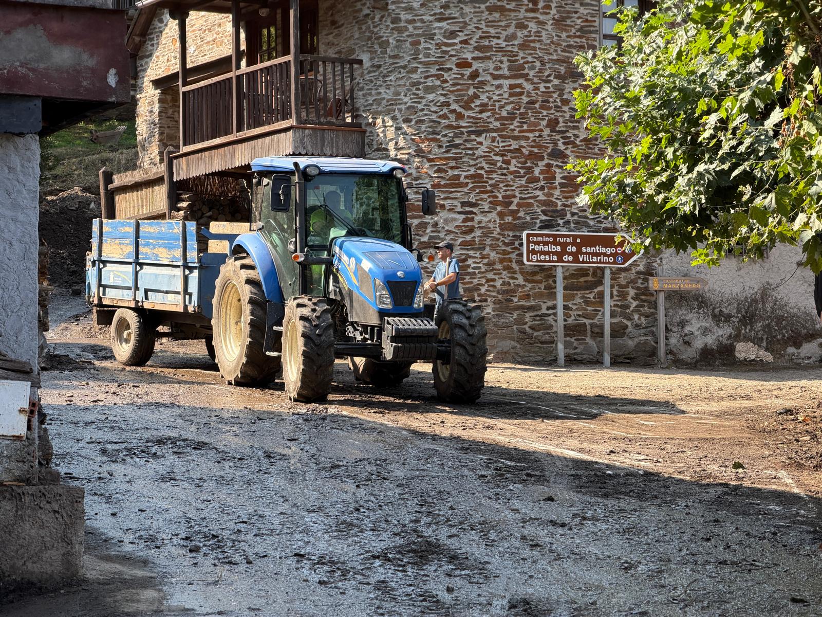 Labores de limpieza tras la riada mortal en Manzanedo de Valdueza, en El Bierzo. | SAÚL ARÉN