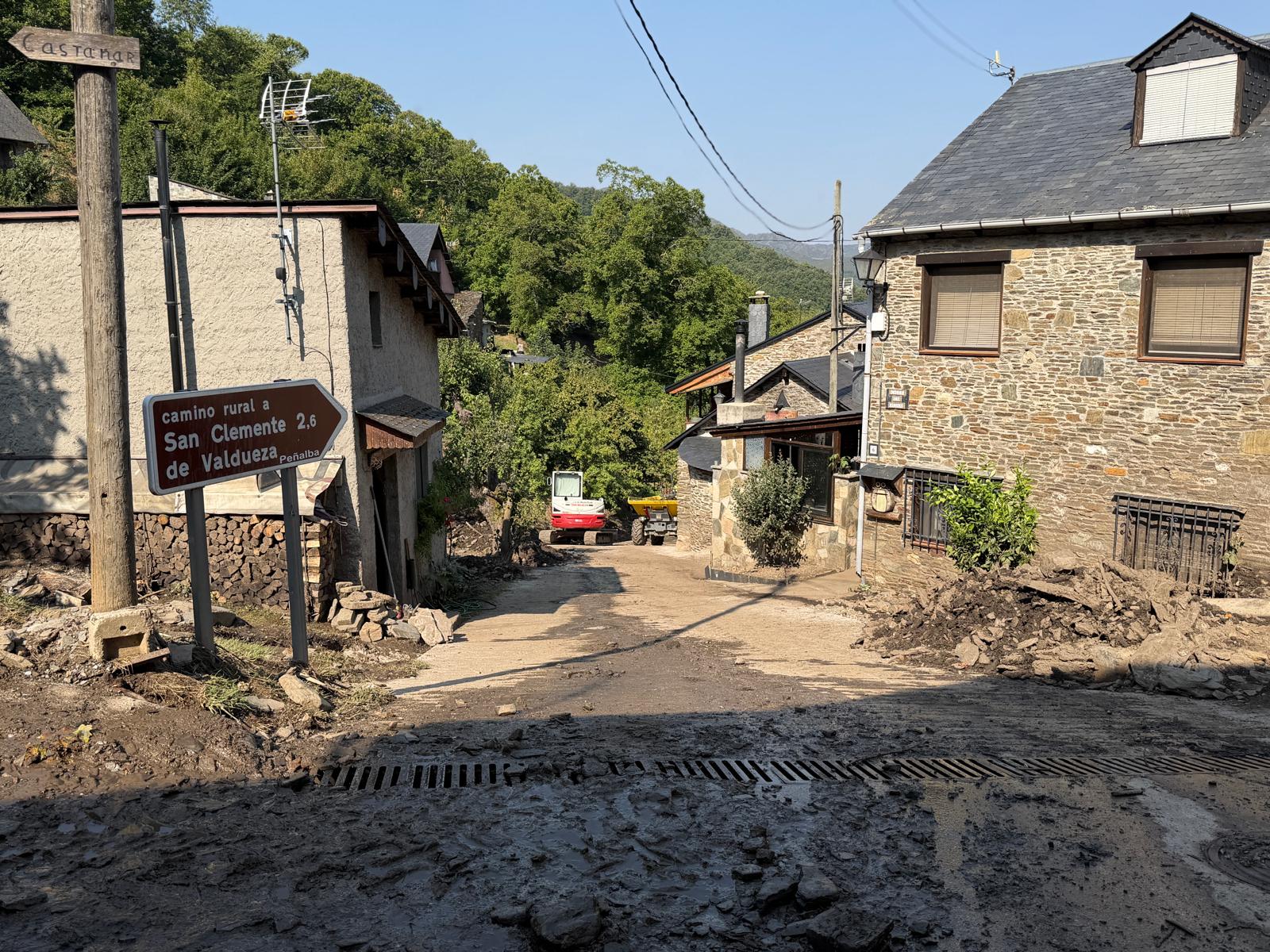 Labores de limpieza tras la riada mortal en Manzanedo de Valdueza, en El Bierzo. | SAÚL ARÉN
