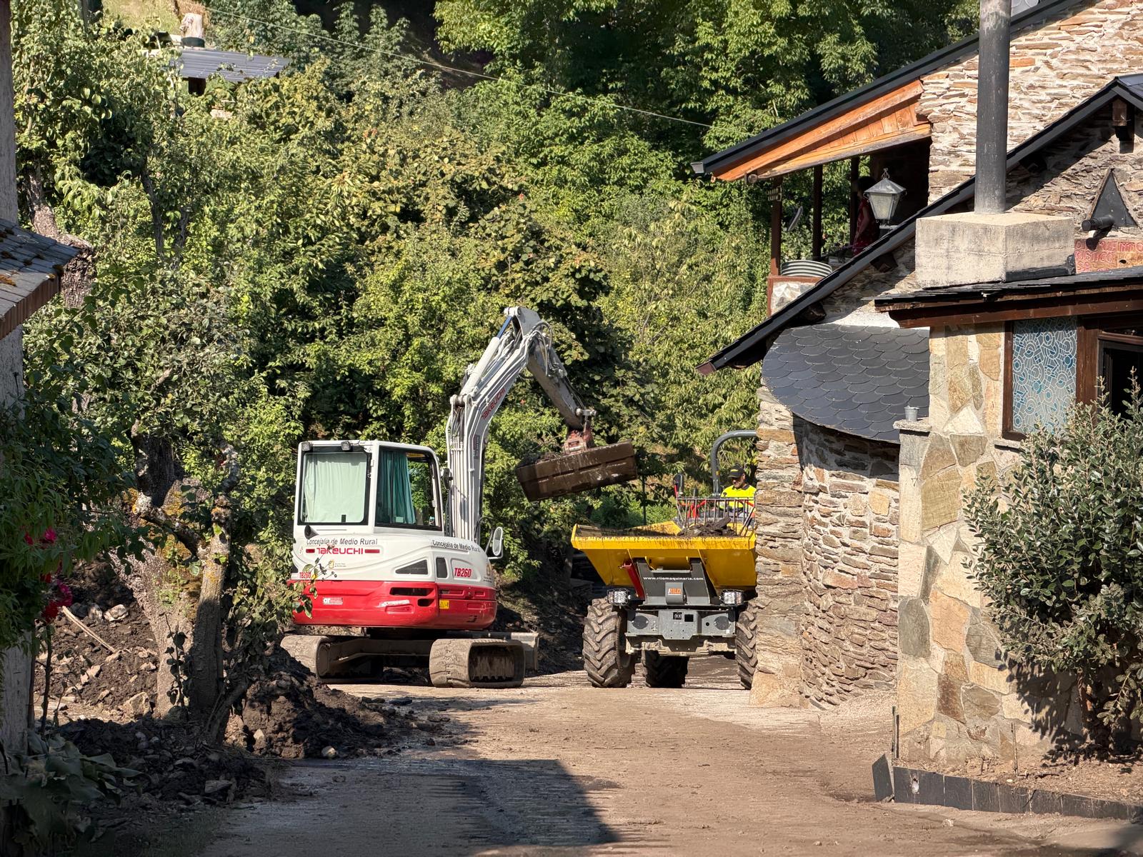 Labores de limpieza tras la riada mortal en Manzanedo de Valdueza, en El Bierzo. | SAÚL ARÉN