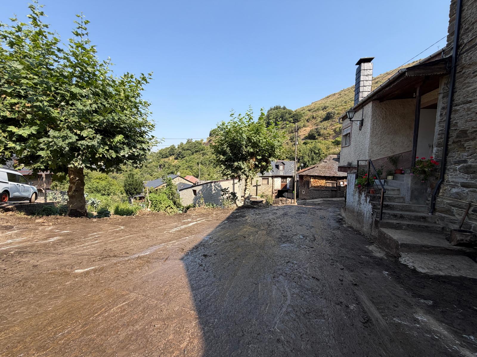 Labores de limpieza tras la riada mortal en Manzanedo de Valdueza, en El Bierzo. | SAÚL ARÉN