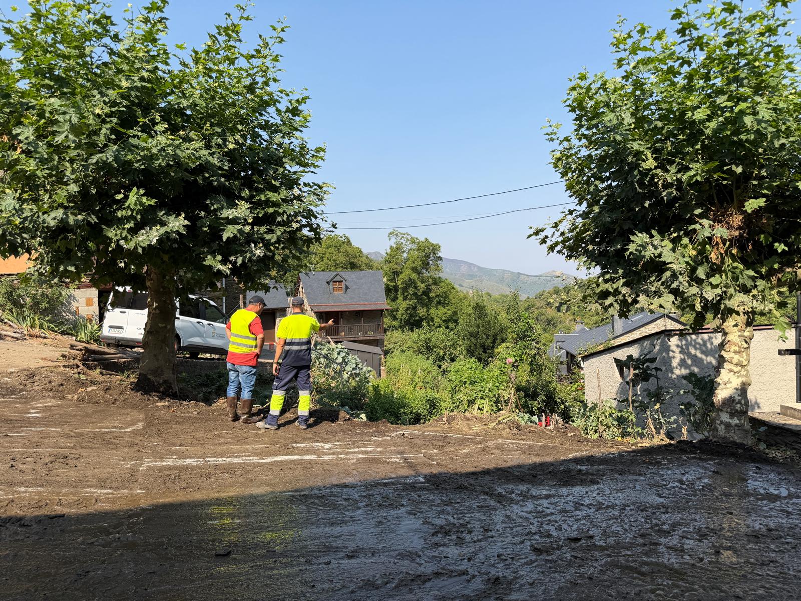 Labores de limpieza tras la riada mortal en Manzanedo de Valdueza, en El Bierzo. | SAÚL ARÉN
