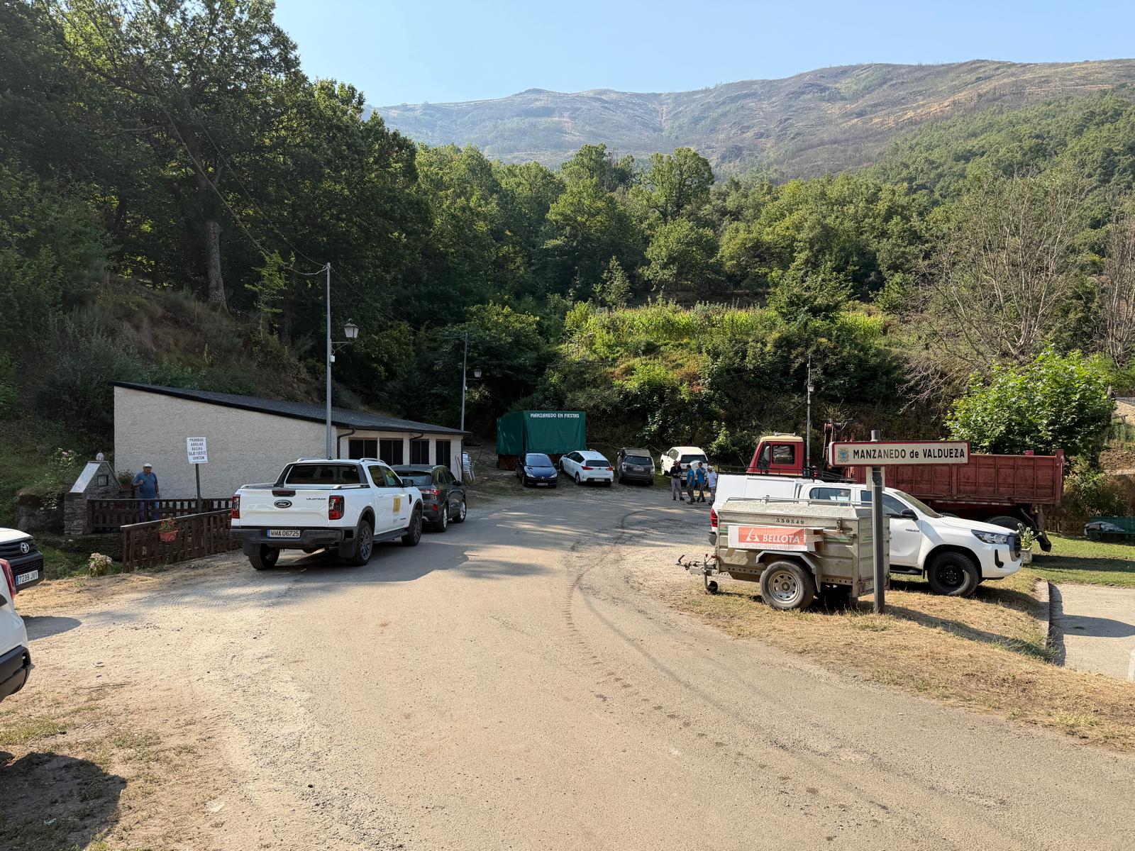 Labores de limpieza tras la riada mortal en Manzanedo de Valdueza, en El Bierzo. | SAÚL ARÉN