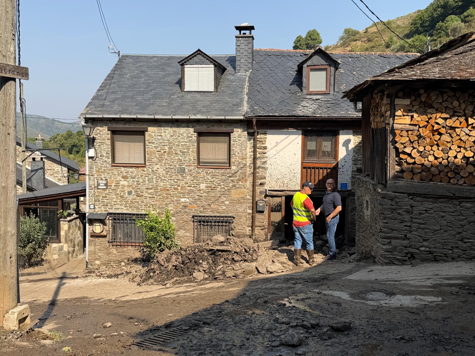 Labores de limpieza tras la riada mortal en Manzanedo de Valdueza, en El Bierzo. | SAÚL ARÉN Labores de limpieza tras la riada mortal en Manzanedo de Valdueza, en El Bierzo. | SAÚL ARÉN