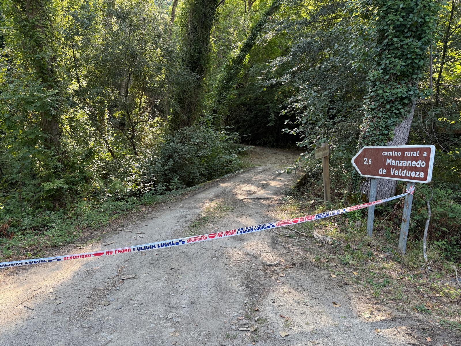 Labores de limpieza tras la riada mortal en Manzanedo de Valdueza, en El Bierzo. | SAÚL ARÉN
