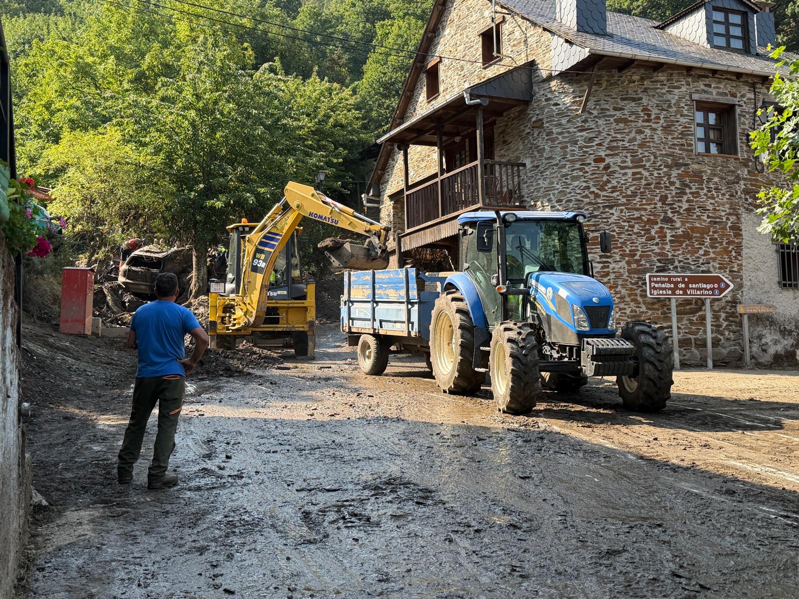 Continúan los trabajos de limpieza en Manzanedo de Valdueza. | SAÚL ARÉN Continúan los trabajos de limpieza en Manzanedo de Valdueza. | SAÚL ARÉN