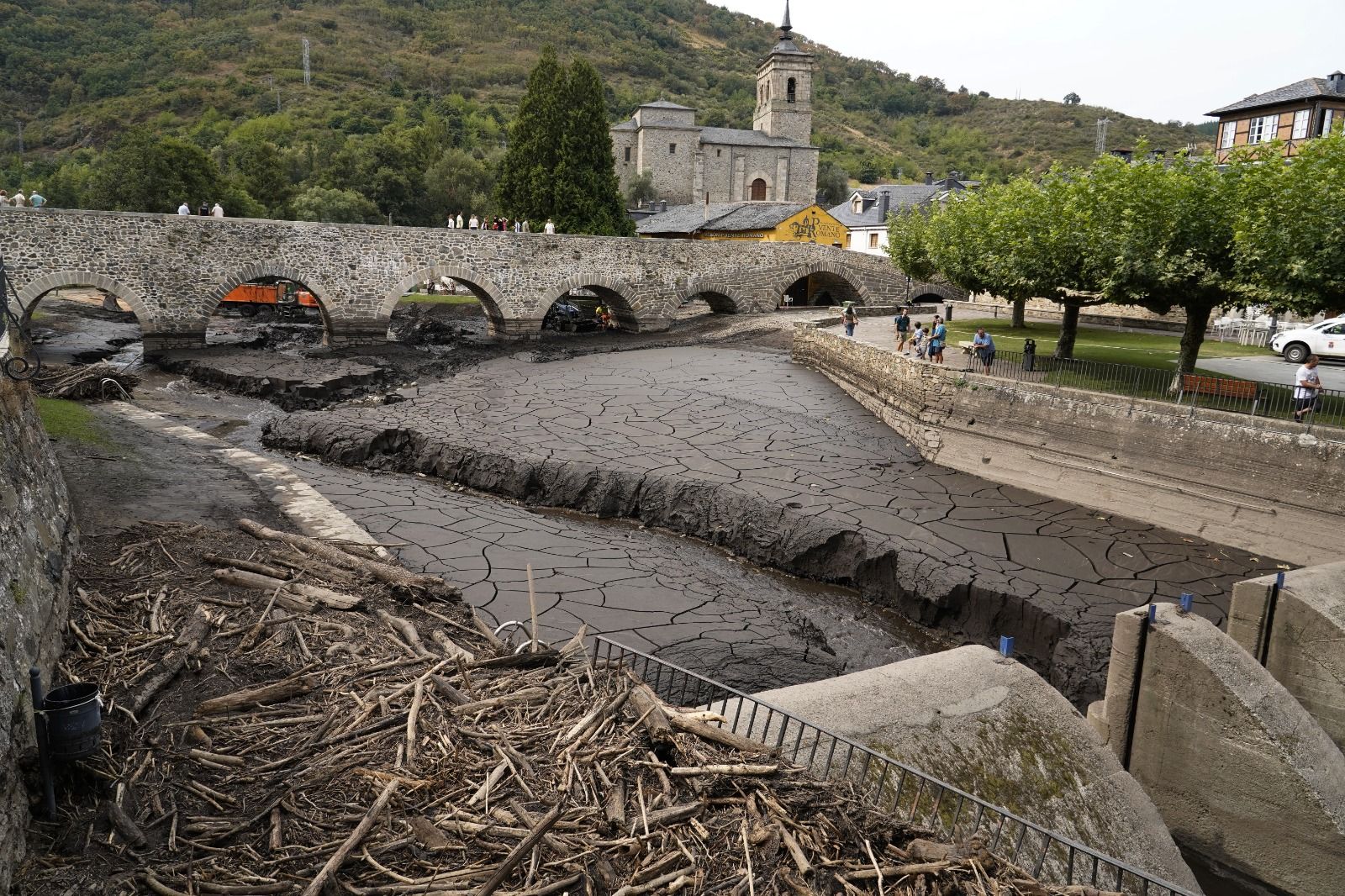 Estado de la playa fluvial de Molinaseca tras la tormenta del pasado sábado. | CÉSAR SÁNCHEZ (ICAL) Estado de la playa fluvial de Molinaseca tras la tormenta del pasado sábado. | CÉSAR SÁNCHEZ (ICAL)