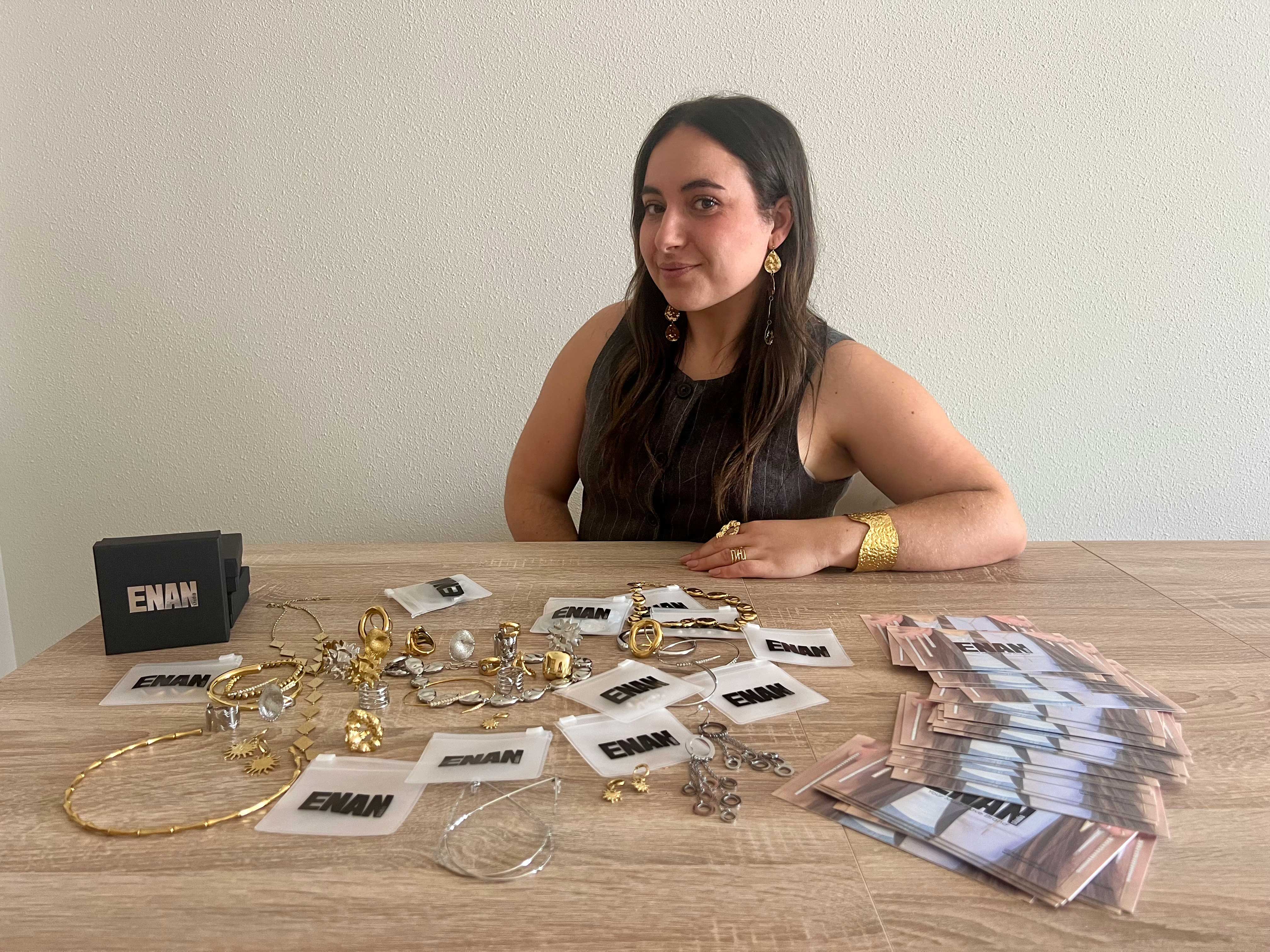 Lydia Pérez Calleja posa con algunos de los productos de Enan Studio, la marca de bisutería que ha puesto en marcha. | L.N.C. Lydia Pérez Calleja posa con algunos de los productos de Enan Studio, la marca de bisutería que ha puesto en marcha. | L.N.C.