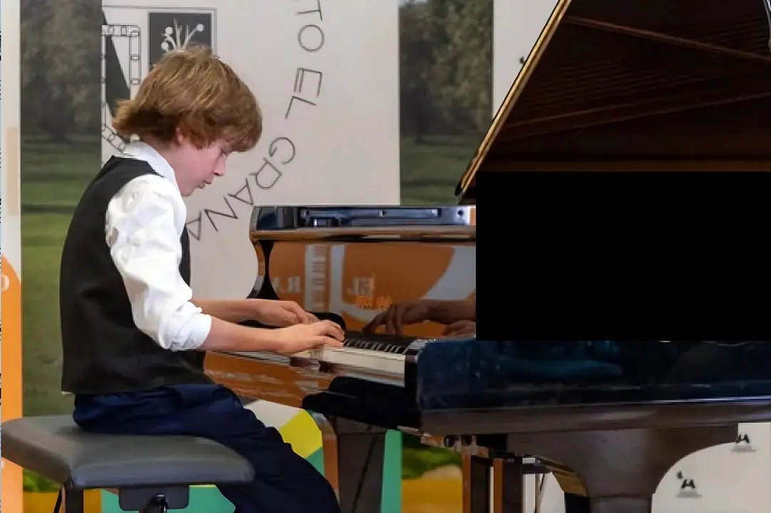 El joven pianista Noah Pearson Fuertes durante un recital. | L.N.C.