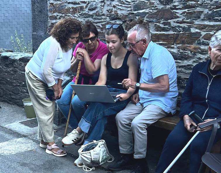 Entrevista con vecinos en el pueblo de Chano para completar el trabajo. Entrevista con vecinos en el pueblo de Chano para completar el trabajo.