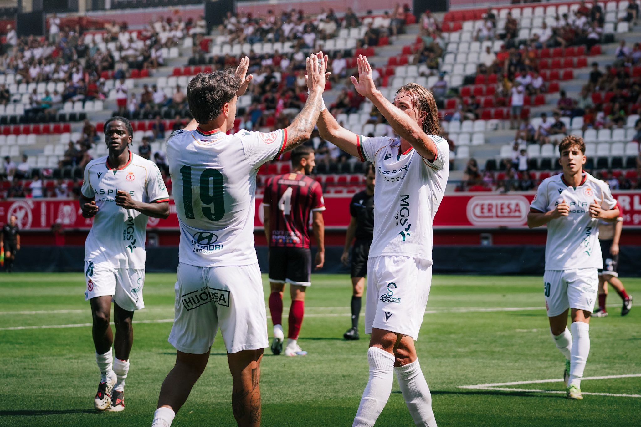 Escobar y Pedro Benito festejan uno de los goles de la Cultural frente al Salamanca. | CYD