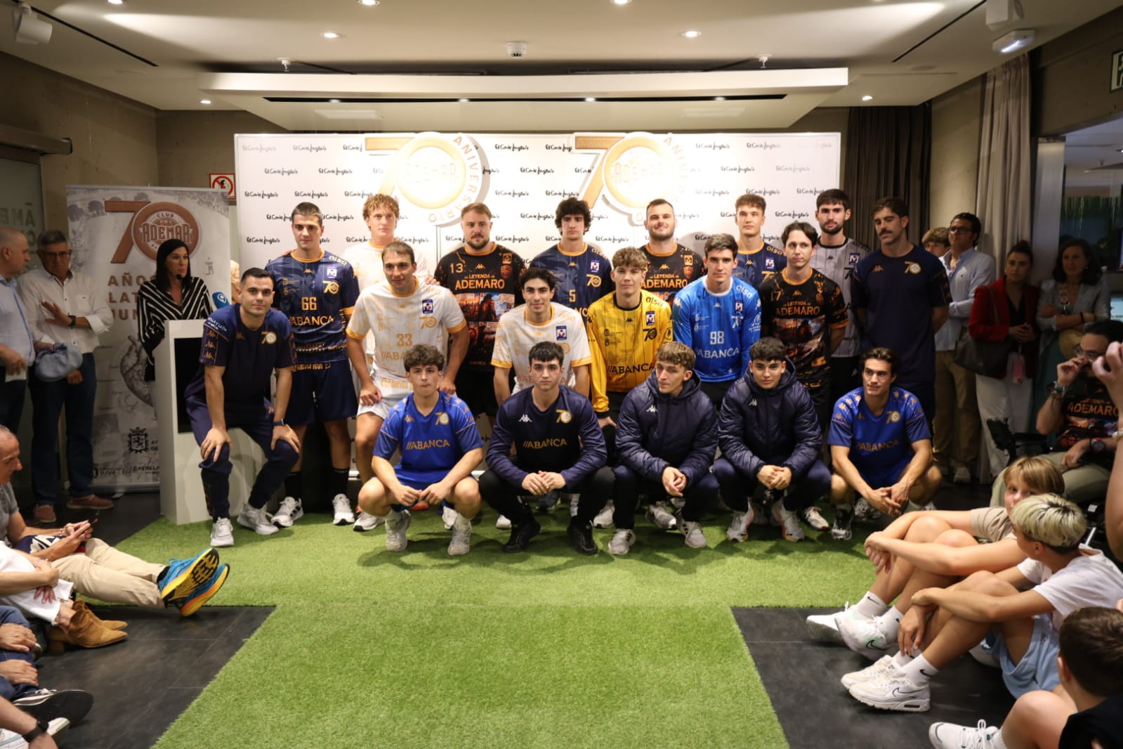 Imagen de las diferentes equipaciones que tendrá esta temporada el Ademar. | FERNANDO OTERO Imagen de las diferentes equipaciones que tendrá esta temporada el Ademar. | FERNANDO OTERO