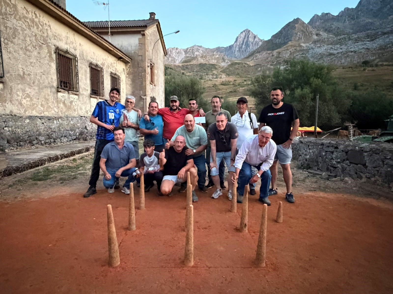 Foto grupal con los ganadores y las autoridades. L.N.C.