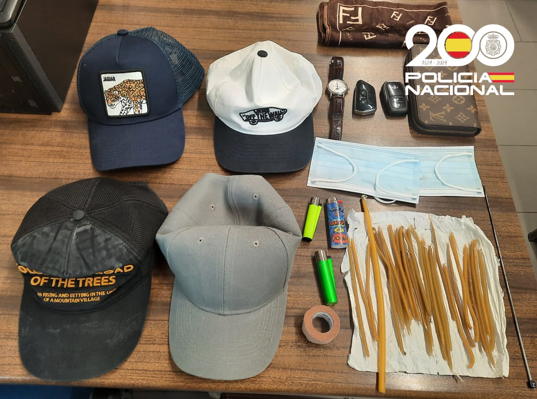 Gorras y mascarillas para ocultar sus rasgos, barras de cera, agujas y mecheros empleados para marcar puertas | L.N.C.