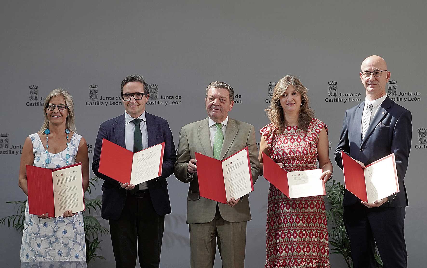 El consejero de la Presidencia junto a los cuatro rectores de la comunidad. | ICAL
