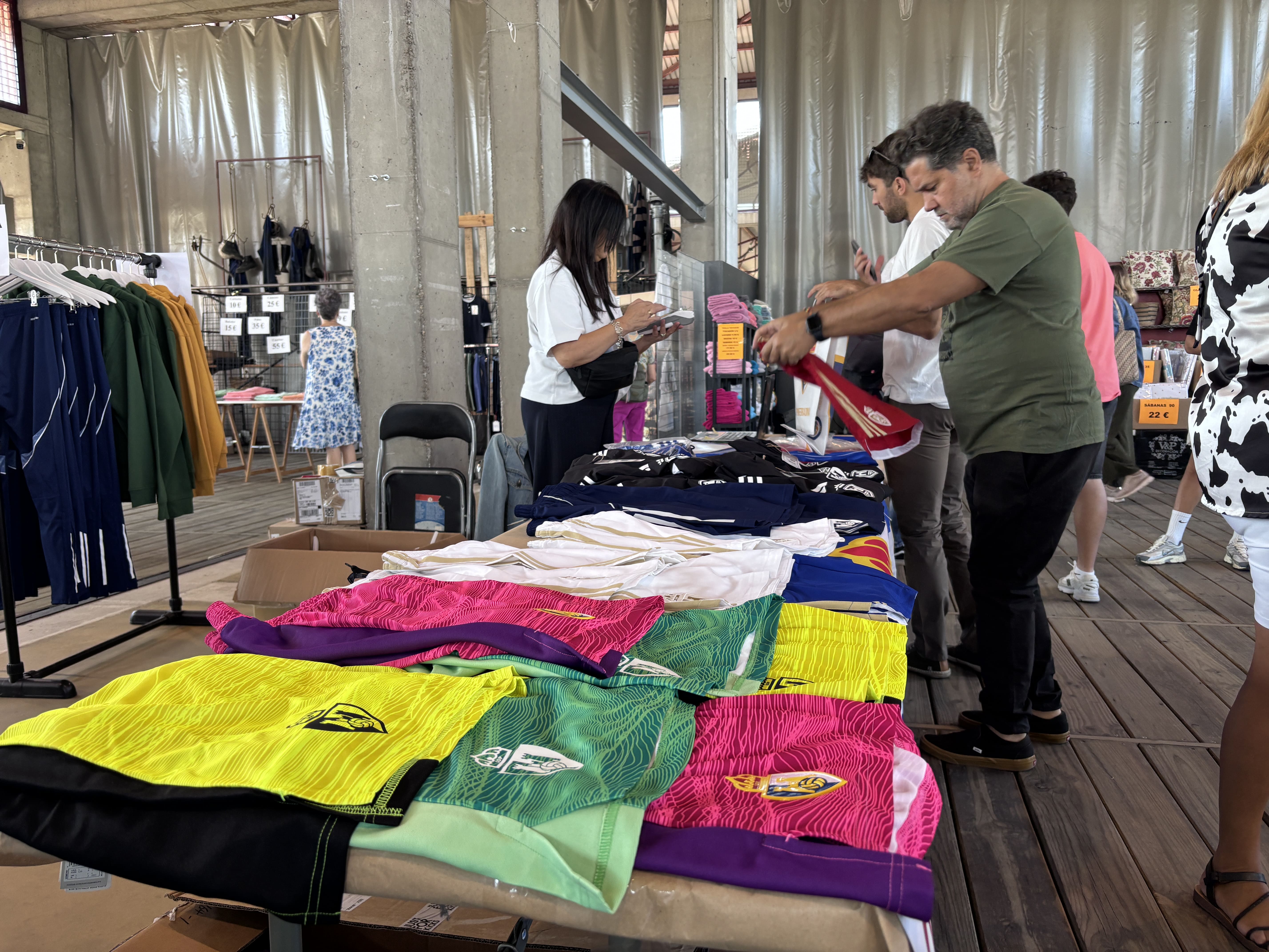 Inauguración de la Feria de las Rebajas en el Museo del Ferrocarril. | JAVIER FERNÁNDEZ Inauguración de la Feria de las Rebajas en el Museo del Ferrocarril. | JAVIER FERNÁNDEZ