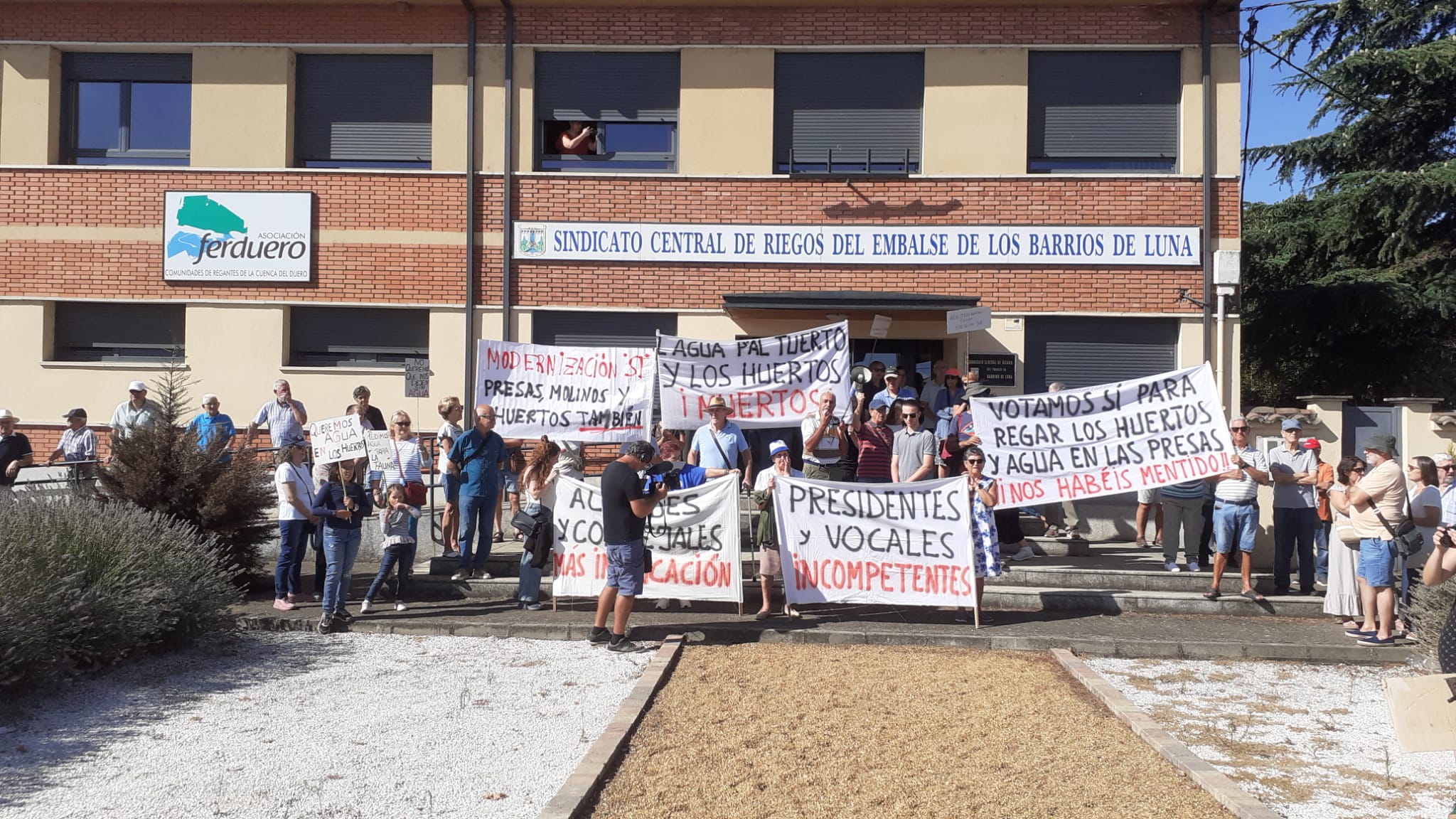 Concentración de este viernes frente a las puertas del Sindicato Central de Barrios de Luna. |L.N.C. Concentración de este viernes frente a las puertas del Sindicato Central de Barrios de Luna. |L.N.C.