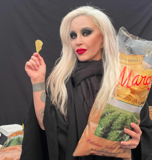 Alaska se ha vuelto fan de las patatas Marcos, como desveló en su Instagram tras su paso por Riaño.| IG ALASKA