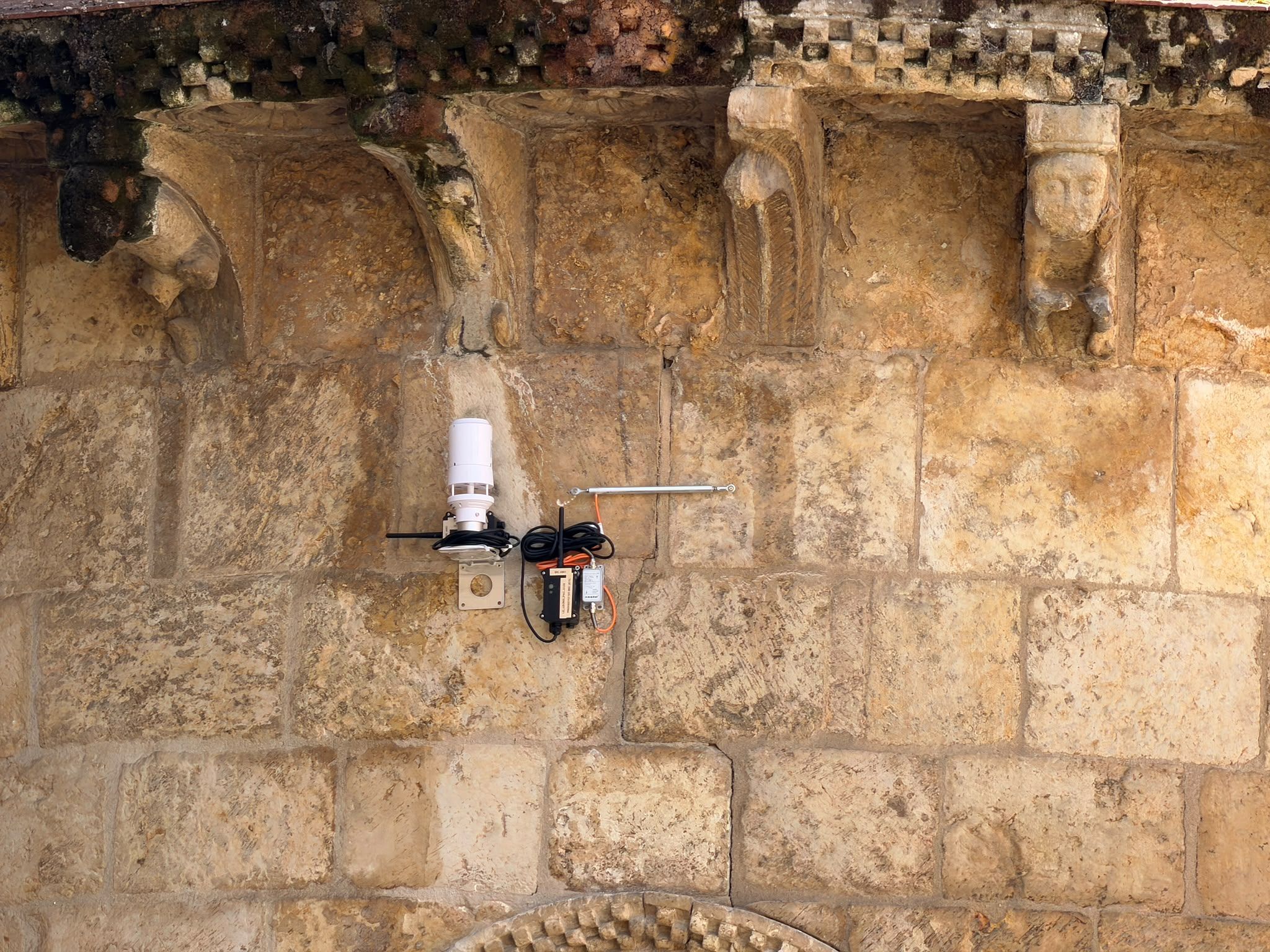 Antena instalada recientemente en el ábside de la iglesia del Mercado de León. | SAÚL ARÉN Antena instalada recientemente en el ábside de la iglesia del Mercado de León. | SAÚL ARÉN