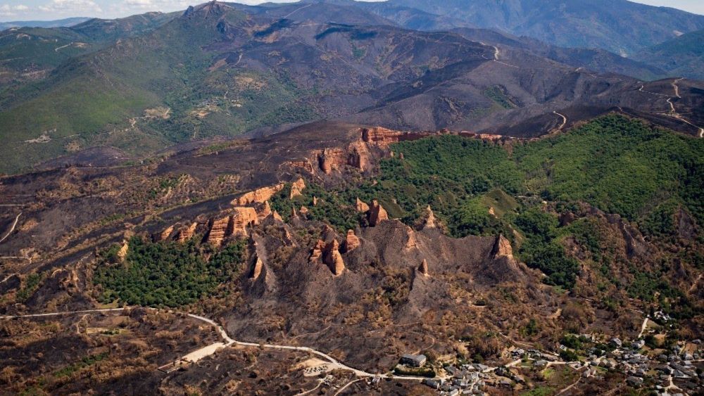 Imagen del incendio que sufrió Las Médulas, paraje Patrimonio de la Humanidad para la Unesco, el año pasado. GREENPEACE / PEDRO ARMESTRE