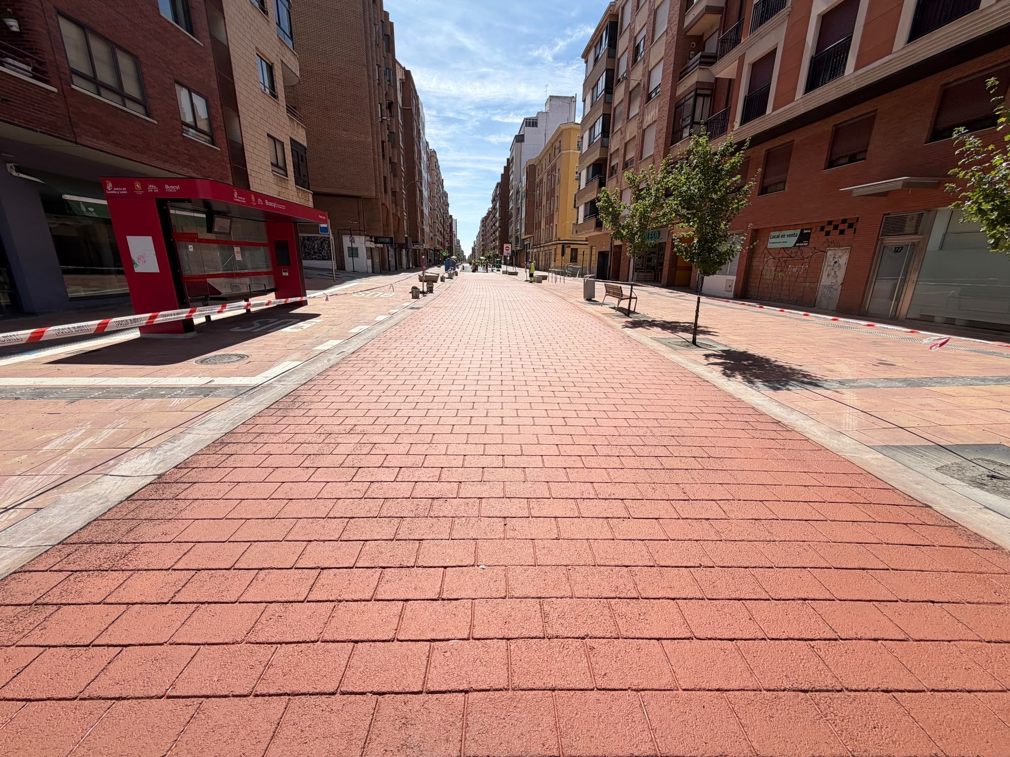 Así luce, ya pintado, el asfalto en el tramo final de la avenida Padre Isla que simula un adoquinado. | SAÚL ARÉN