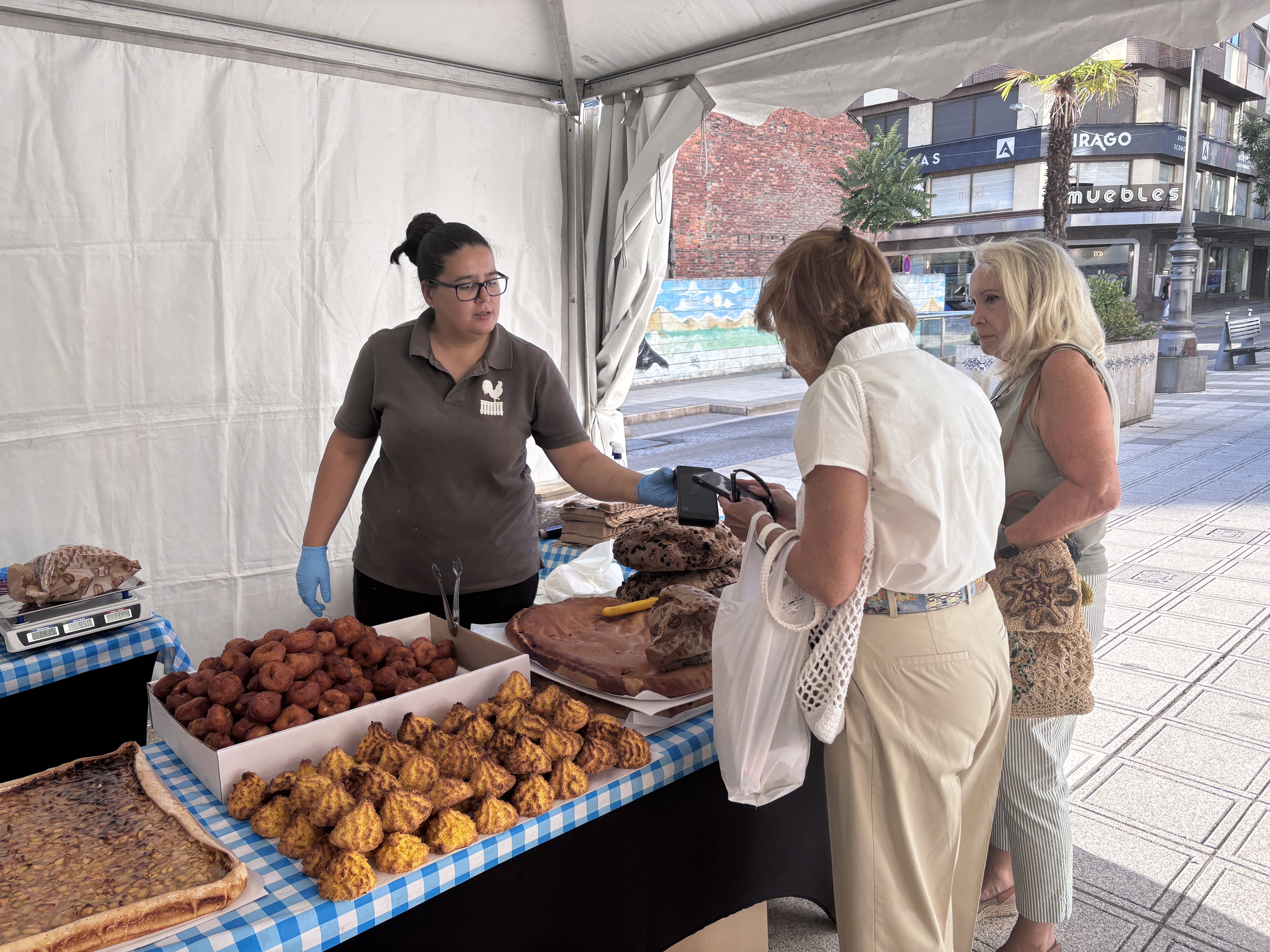Inauguración del Mercado de Verano en la avenida Pérez Colino de Ponferrada. | JAVIER FERNÁNDEZ Inauguración del Mercado de Verano en la avenida Pérez Colino de Ponferrada. | JAVIER FERNÁNDEZ