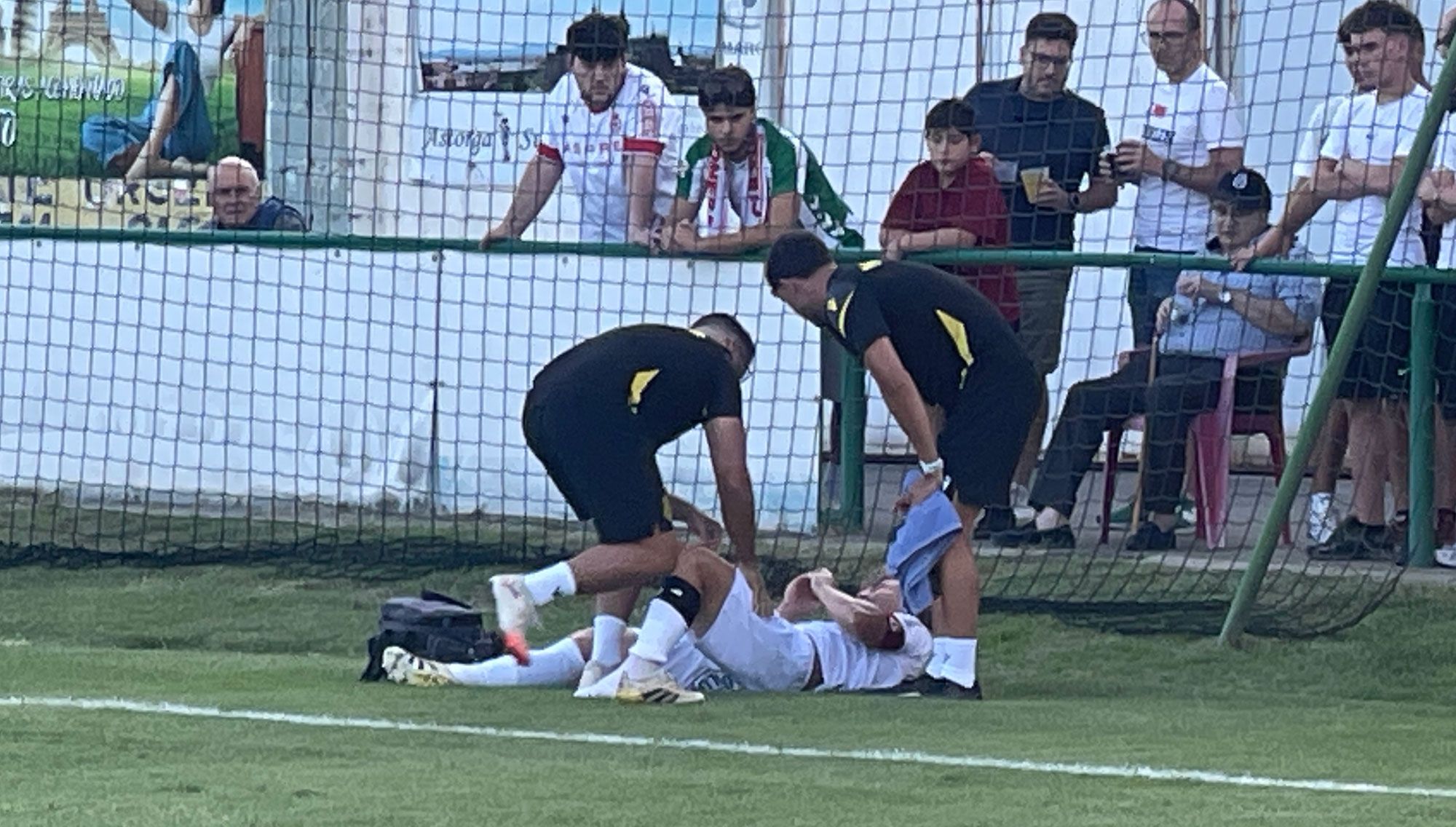 Rodri es atendido en la banda de La Eragudina tras la lesión. | MEJ