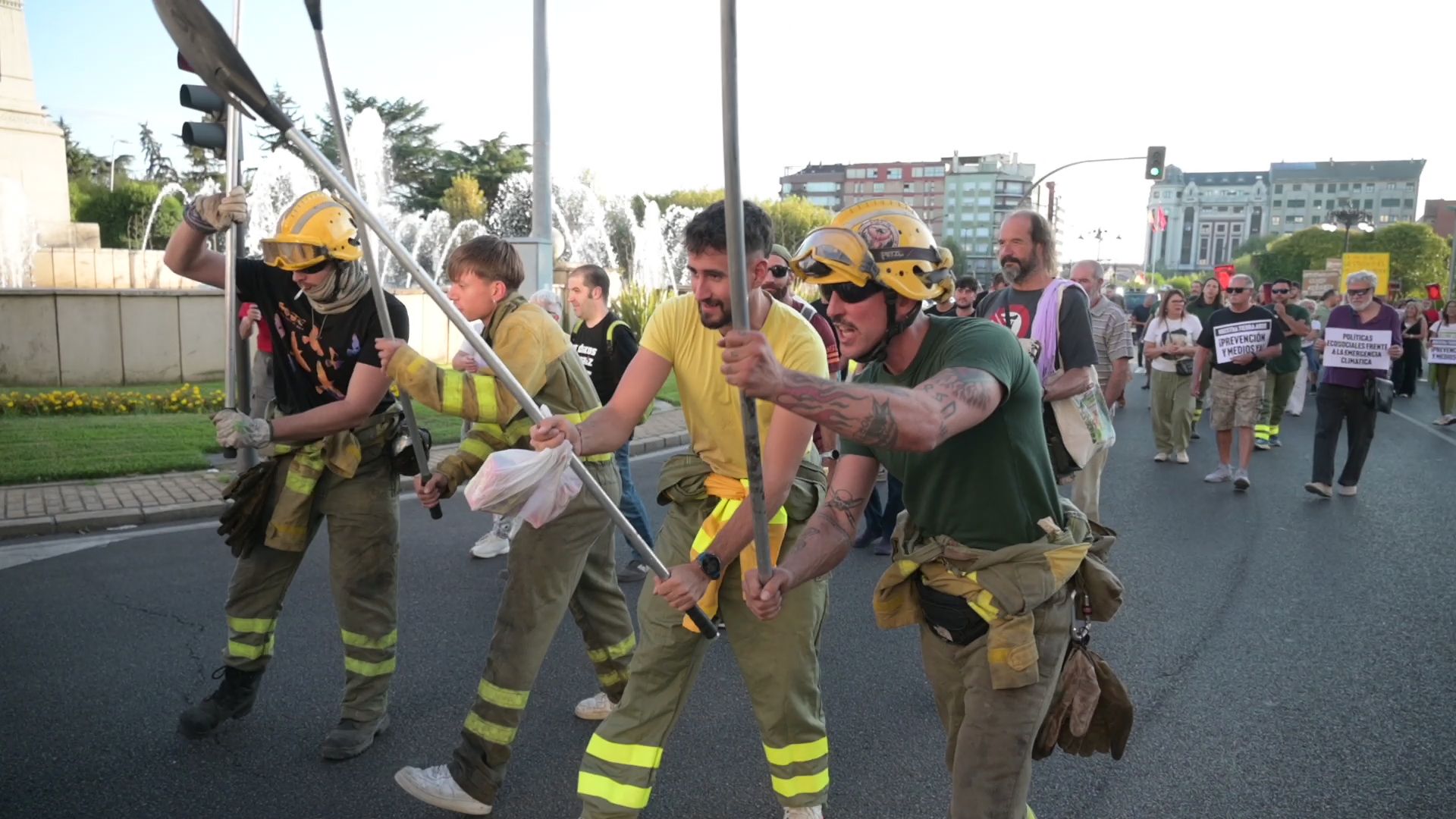 Unas 200 personas salen a la calle en León para protestar por la gestión de los incendios forestales Unas 200 personas salen a la calle en León para protestar por la gestión de los incendios forestales