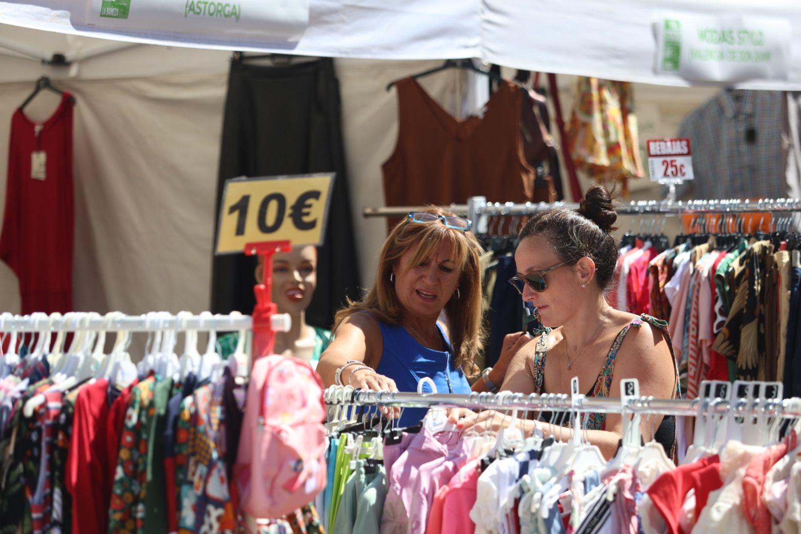 La Feria de Stocks del Comercio de la Bañeza, en imágenes 
