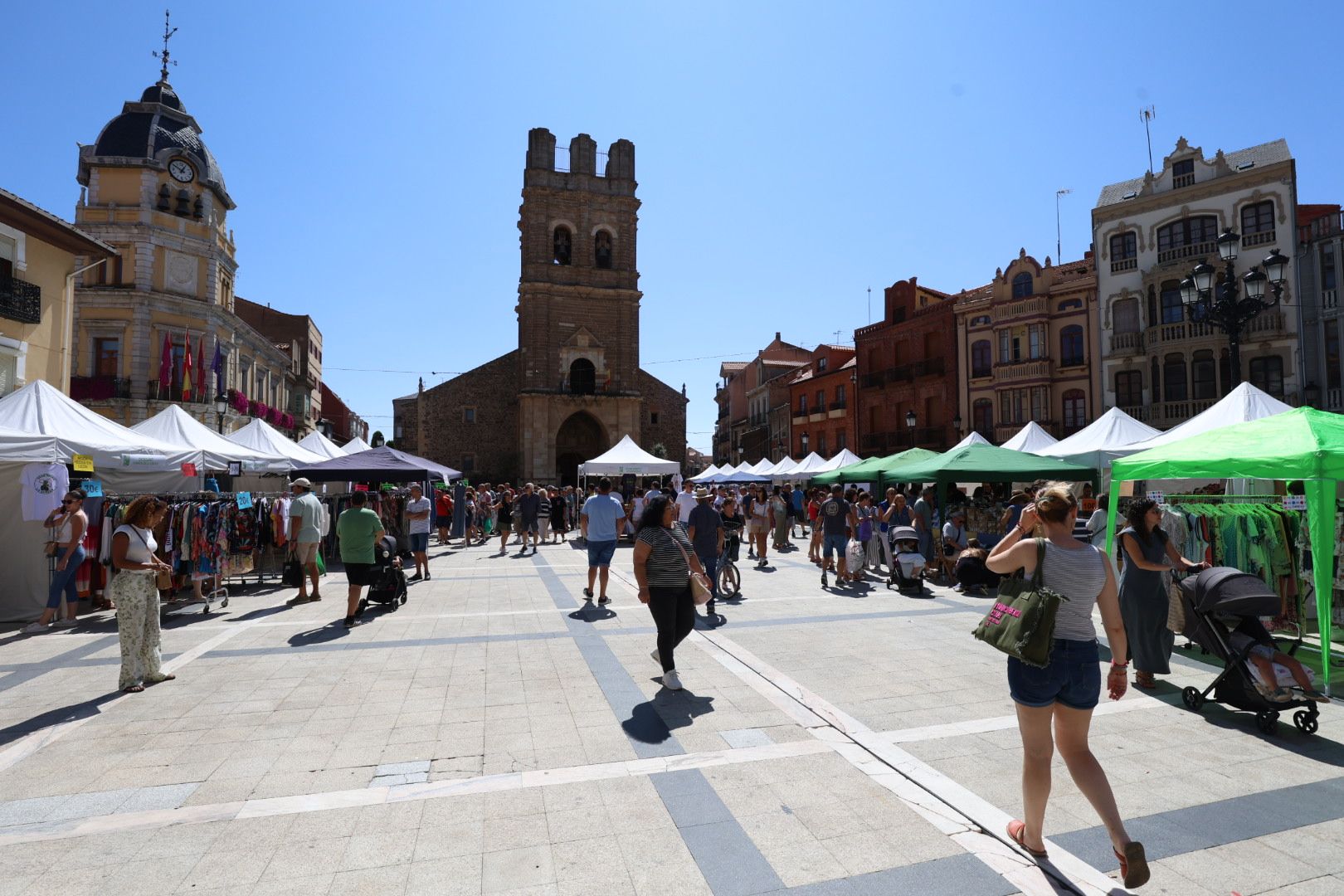 La Feria de Stocks del Comercio de la Bañeza, en imágenes