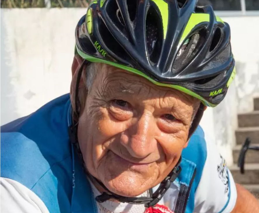 Juan José Sevillano, de 85 años, empedernido ciclista que sube el Pajares para ir a comer al Ezequiel. | L.N.C.