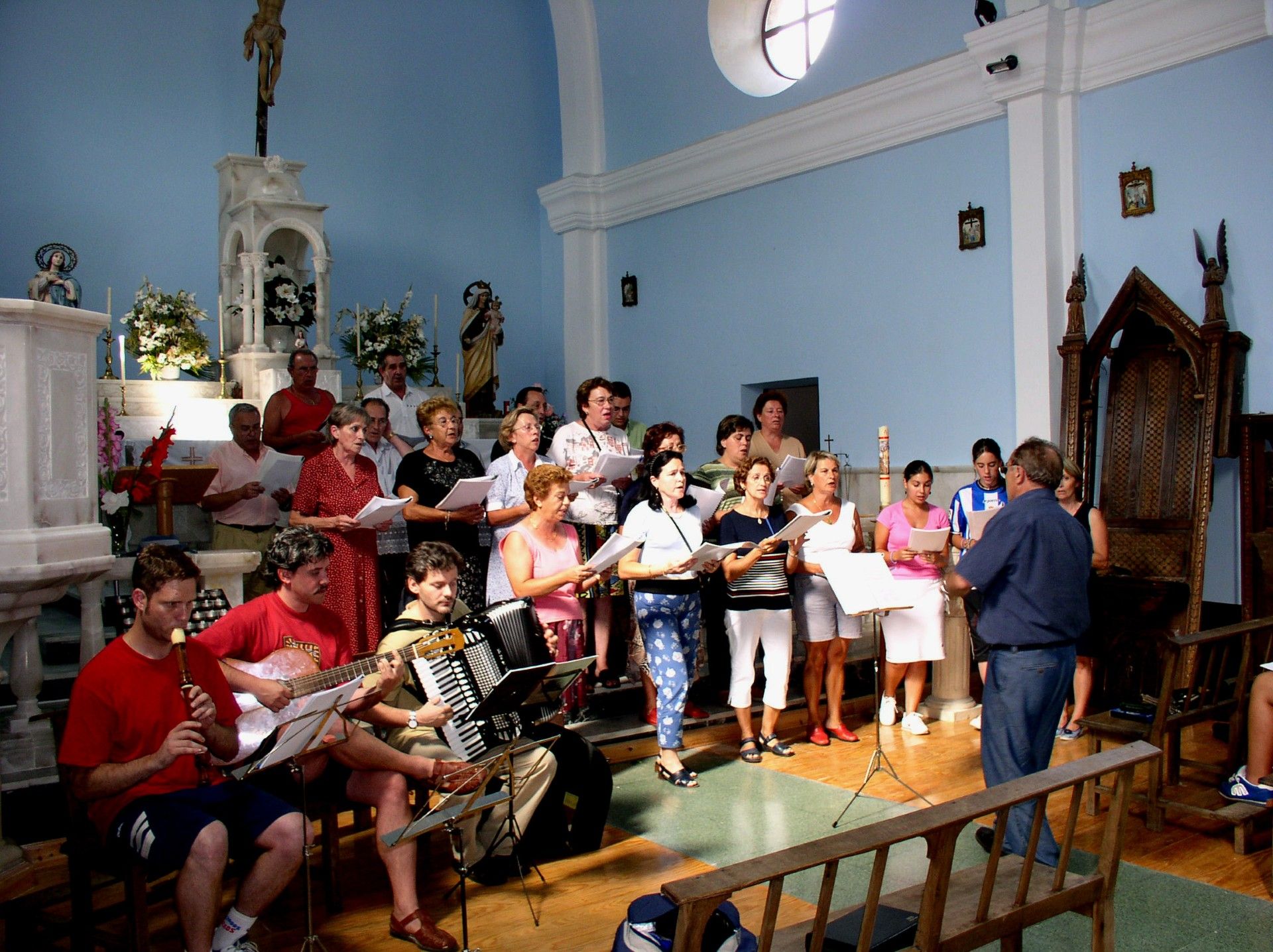 El Coro Flor del Viento ensayando en la iglesia de Cármenes para el concierto del XXVaniversario que ofrecieron en agosto del año 2022