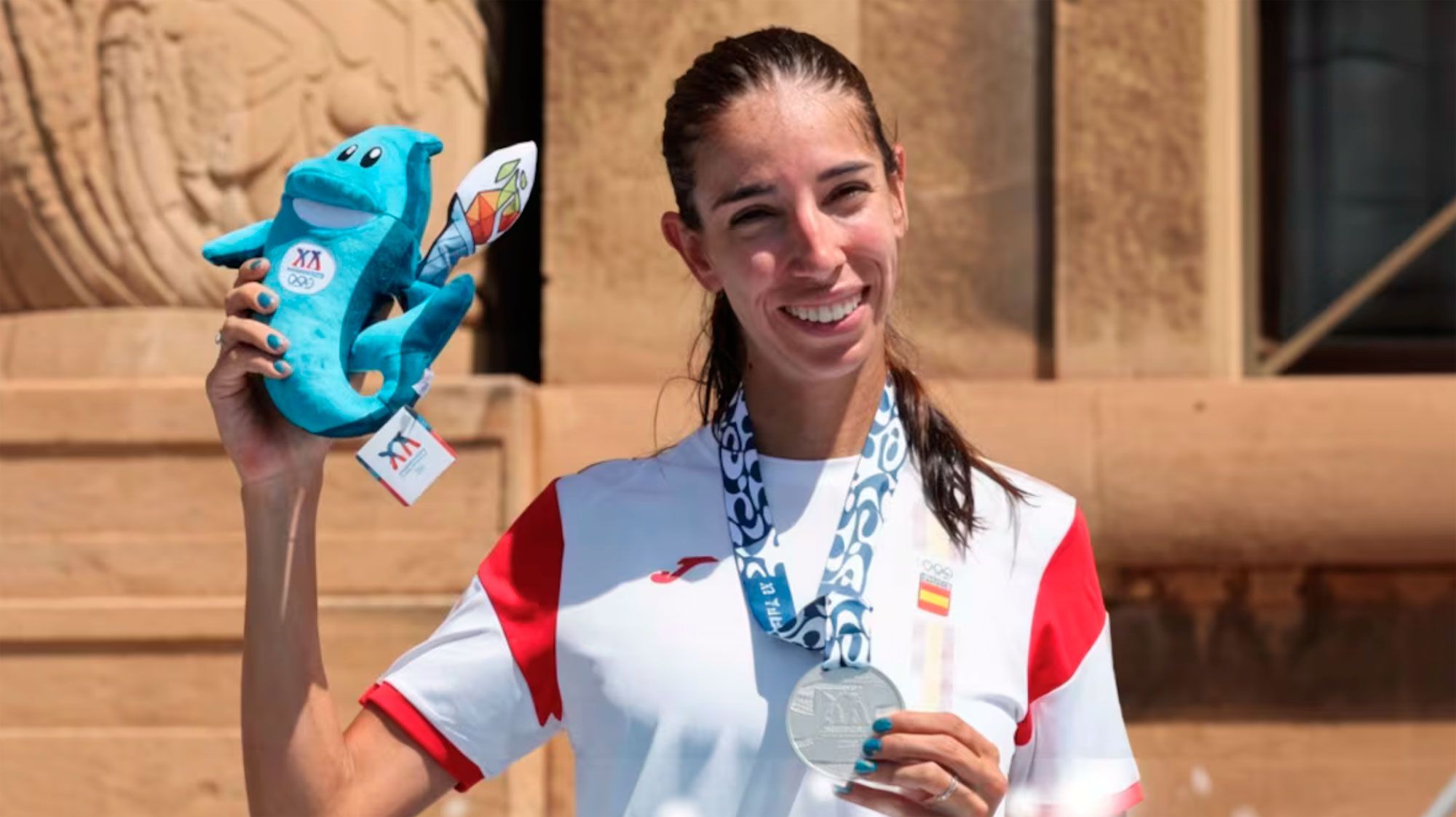 Sandra Alonso, en el pódium con su medalla de plata. L.N.C.