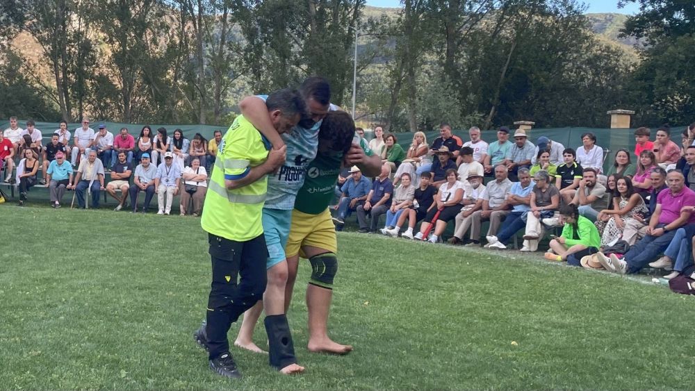 La lesión de Caberín, en la foto con Canario Junior, fue lo más preocupante de la tarde / F. FERNÁNDEZ