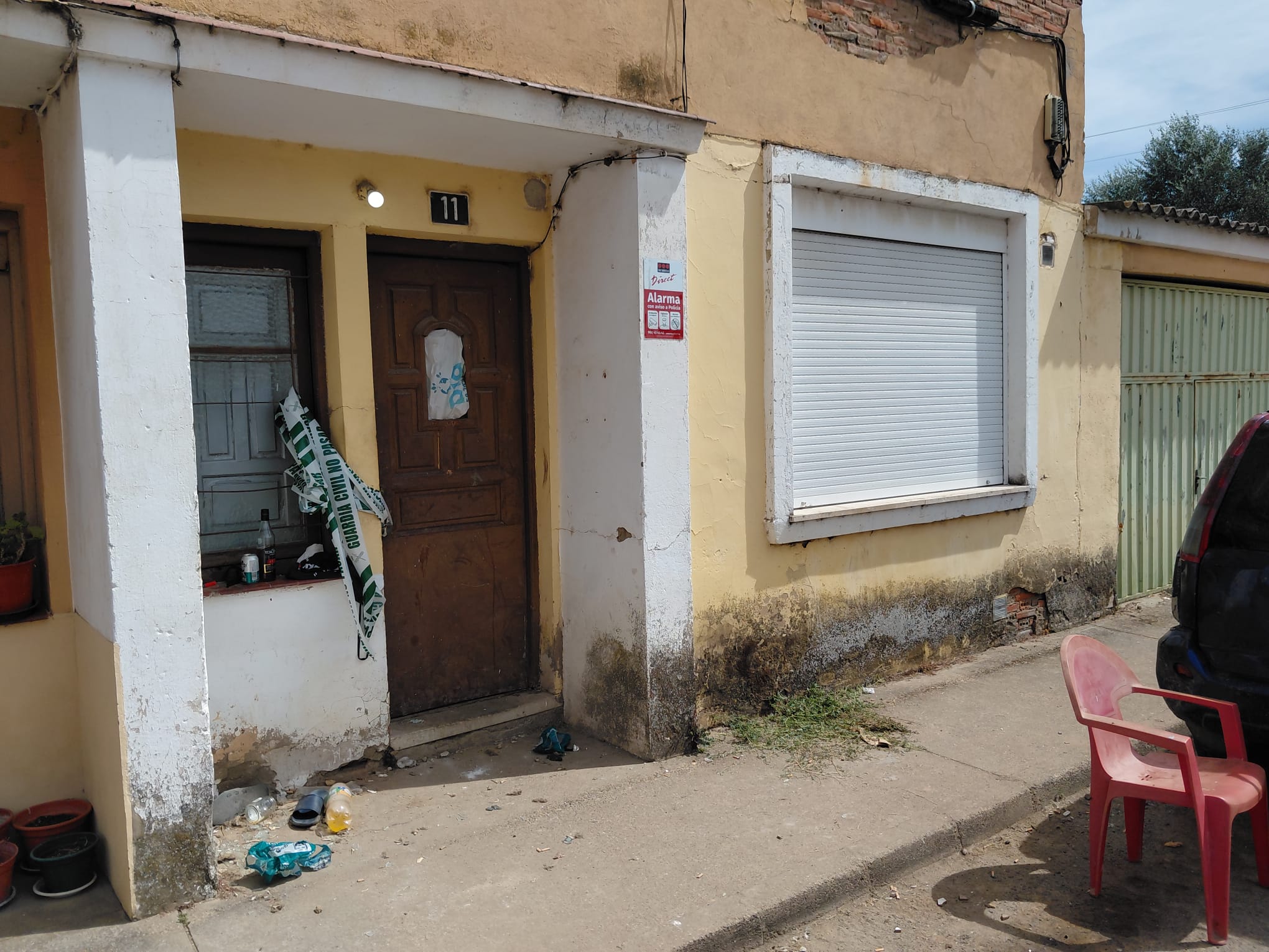 Imagen de la casa de Veguellian ante la que aparecieron los dos cuerpos sin vida. | DAVID IGLESIAS Imagen de la casa de Veguellian ante la que aparecieron los dos cuerpos sin vida. | DAVID IGLESIAS