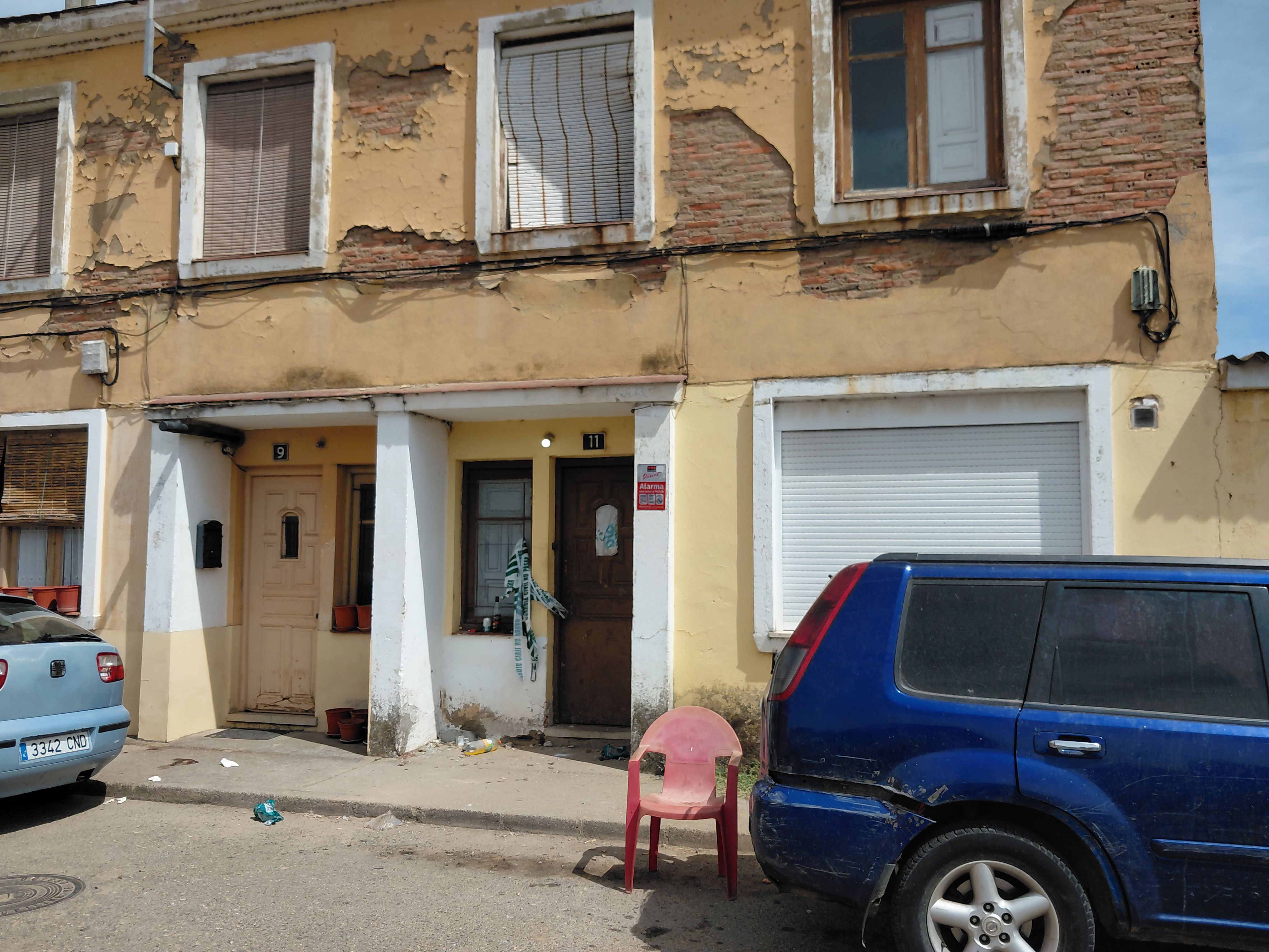 Vivienda de Veguellina junto a la que aparecieron los dos cuerpos sin vida. | DAVID IGLESIAS