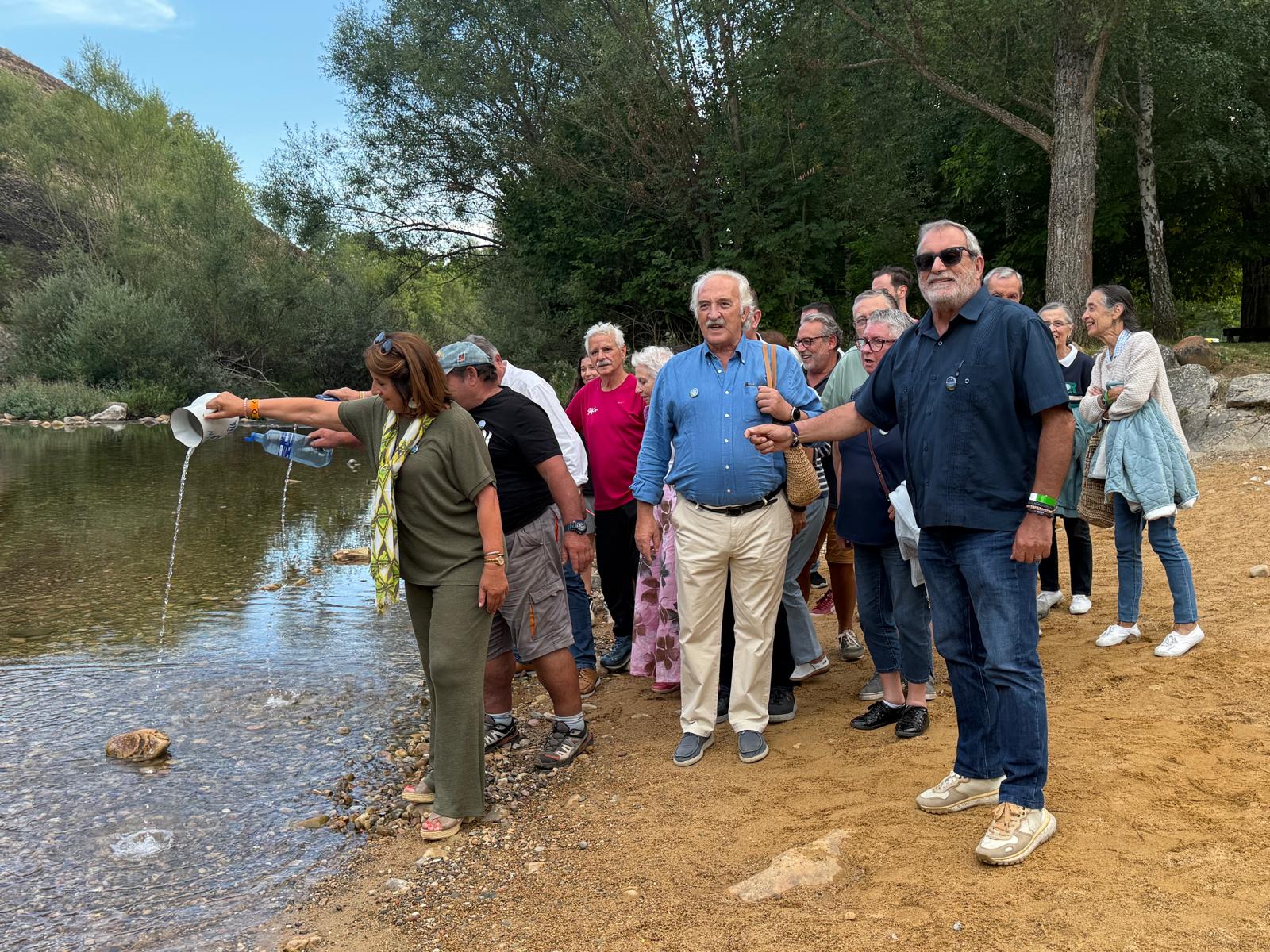 La celebración concluyó en la era fluvial con el tradicional ritual del cruce de aguas. | CARLOS CUESTA