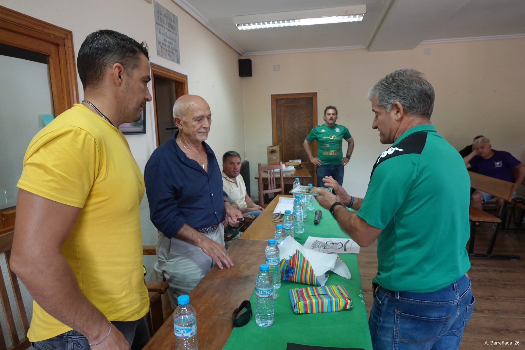 El Divino de Campohermoso, de amarillo, y Juanito Hidalgo, fueron los protagonistas del Día del Club en Prioro / ANTONIO