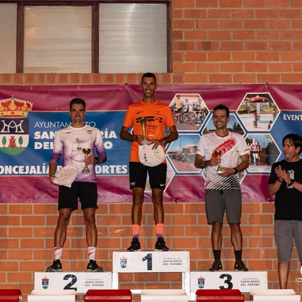 Podio de la categoría masculina con Daniel Alonso, Iván Manceñido y Adrián Eronímedes. | L.N.C.