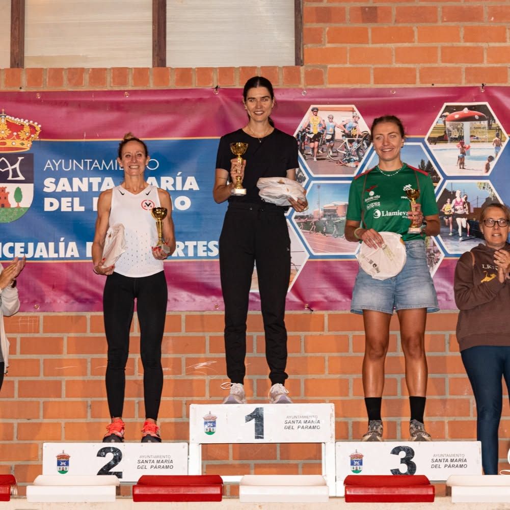 Podio de la categoría masculina con Alicia Álvarez, Laura Sánchez y Marina Guerra. | L.N.C.