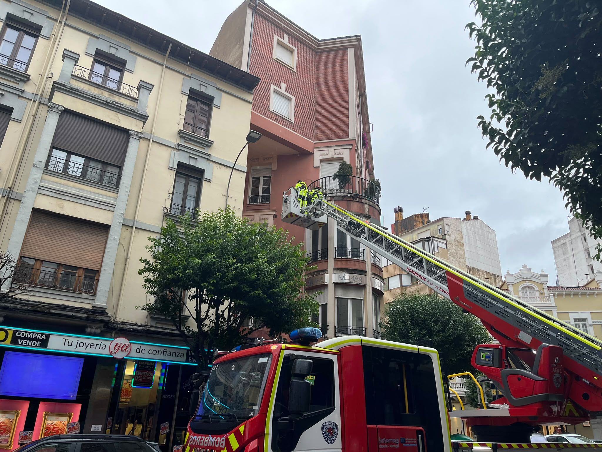Intervención de los Bomberos del Ayuntamiento de León ante la caída de cascotes en la avenida Roma. | DIEGO PÉREZ CILLERO