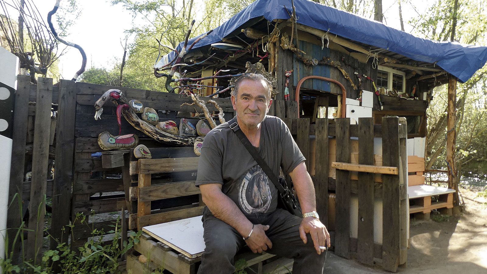 Juan, orgulloso de su creación, posa frente a la casa. G.F.C