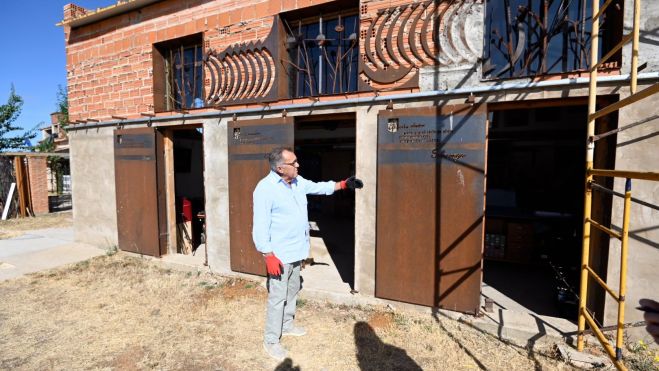El exterior del taller de Eduardo López Casado, en el que ha estado trabajando estos dos últimos años. SAÚL ARÉN El exterior del taller de Eduardo López Casado, en el que ha estado trabajando estos dos últimos años. SAÚL ARÉN